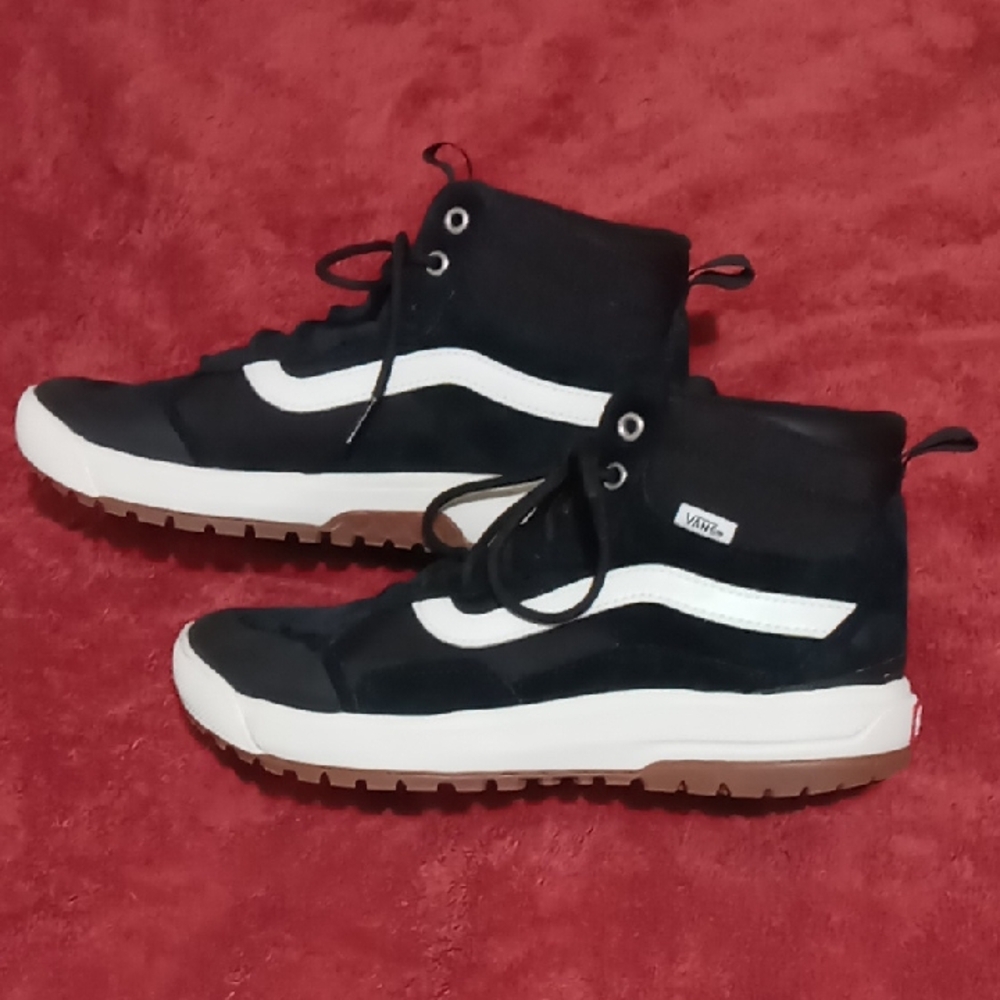 NWOT Vans UltraRange UltraCush Black and White Men's Sneakers